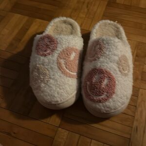 Brand new slippers never worn size 1/2 kids perfect for this season